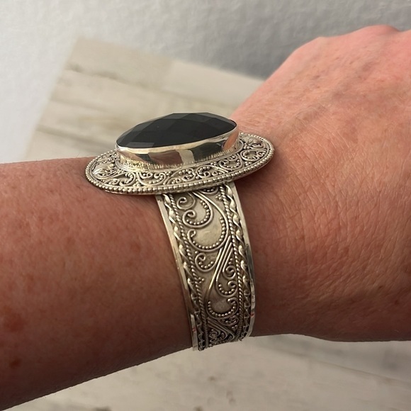 Beautiful Silver Onyx Cuff Bracelet. - Picture 6 of 7